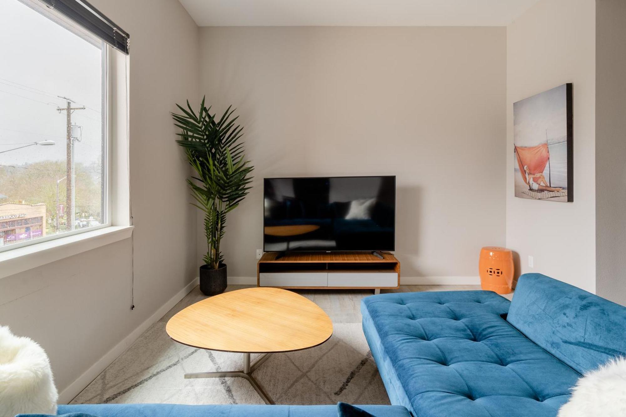 Retro Modern 2-bedroom With 90 Walkscore Holiday home *
